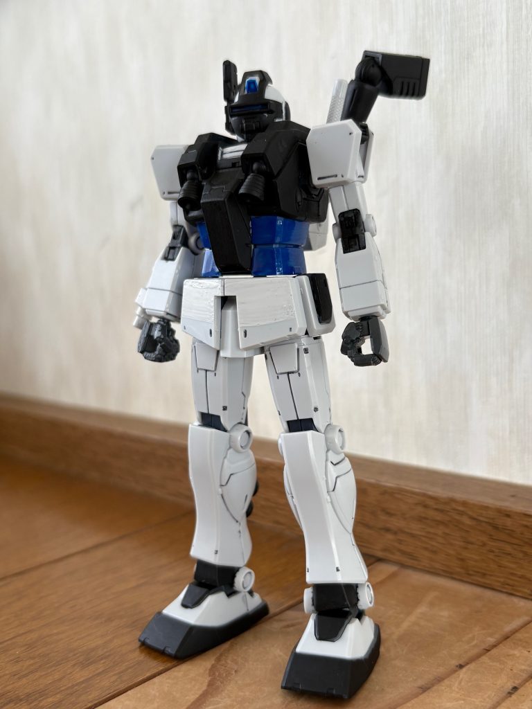 フロントビュー。説明書通り作っても面白みがないと思い、シイコの乗機として製作。ただしゲルググ(GQ)がまんまジムカラーだったので、対照的な青と白、つや消しブラックで塗装。