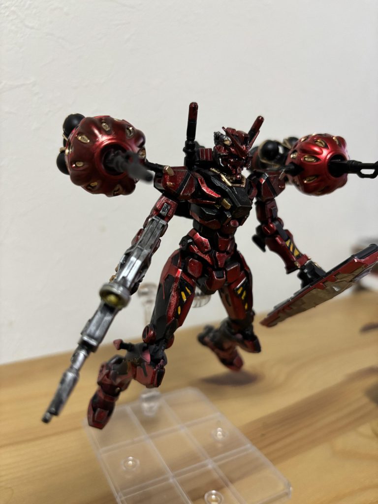 色は赤いガンダムという事でガンダムマーカーのロイヤルメタレッドで塗りました。この色めちゃくちゃ好きなんでよく使ってます！