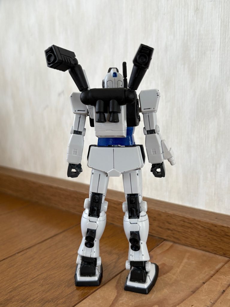 腕のアンカーはビームサーベルの柄の部分とオリジンジムのバックパックのサーベルラックを加工した。