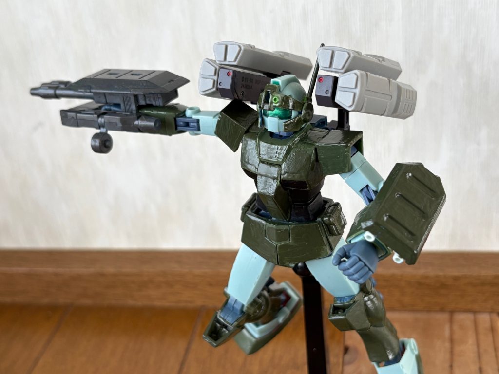 素体はジャンクのロボット魂GMで、各パーツはジャンクパーツの寄せ集めである(笑)。メイン武装は二連装ビームライフルと背中のロケットランチャー、左腕のツインビームサーベルである。頭部にはヘッドギアとアンテナが付けられており、これで索敵能力が向上し、通信範囲が広がっている。腰には稼働時間を長くするためのエネルギーパックが付けられている。ドムやゲルググに対応できるようにふくらはぎの「ダム部分」にはバーニアが左右に2門ずつ搭載されており、素早く動けるようになった。