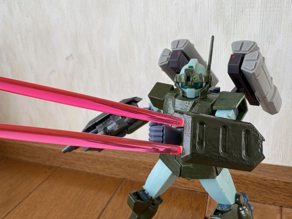 ツインビームサーベルはシールドに付けられており、忍者の手甲のように使う。