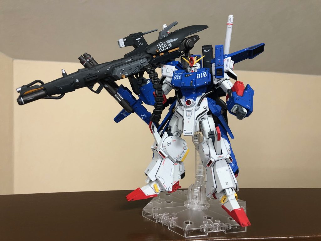 正面やや下より。若干ハイパーメガキャノン+ハイパービームライフルの重みで右に傾くのと、脚に荷重かけたくないので、アクションベースクリア5で展示