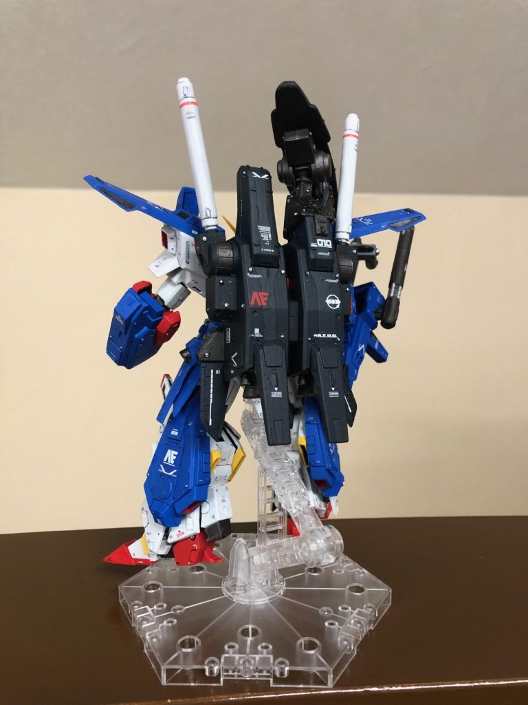 リア  ビームサーベルはWAVEのG・タンク(ロングS)をベースに。バックパックのミサイルポット部はフルアーマーのバックパックから拝借し、プラ板とパテで延長。ハイパーメガキャノン接続部はWAVEのボールジョイントに。バックパックのベース部はフルアーマーの接続軸を使い、周りをプラ板、パテを使い好みの仕様へフットは前後ともプラ板で延長バーニアはコトブキヤのものを利用