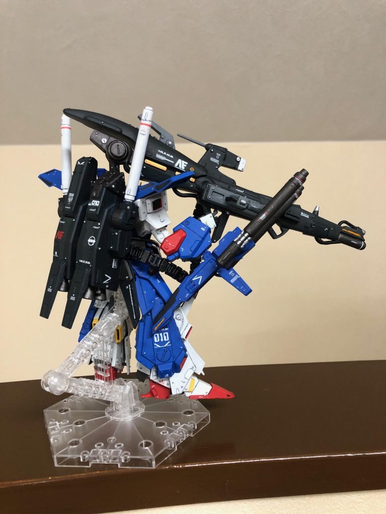 サイドB 腕の角度を検討し、どうにかパイパーメガキャノンとダブルビームライフルと一緒に持たせるように工夫しました。