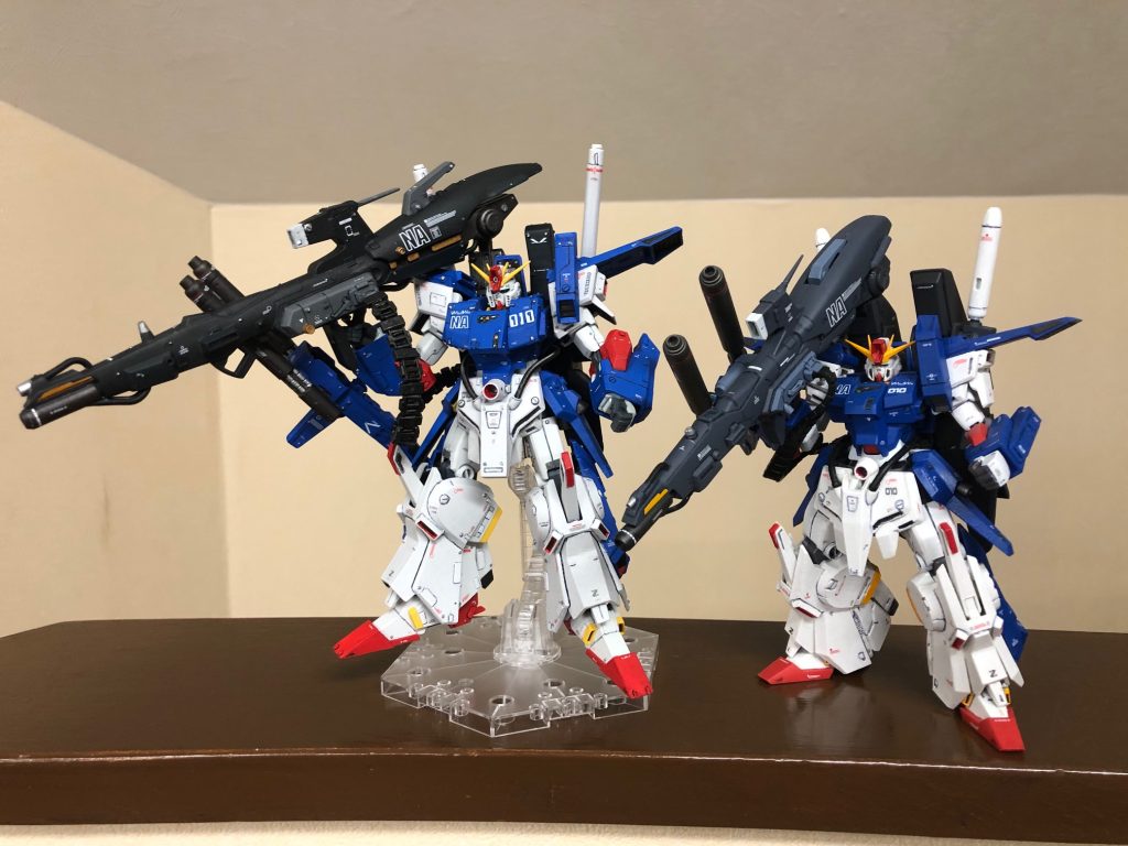 参考にロボット魂と。ロボット魂は変色していたため、筆での全塗装とアクセントにデカール貼りです。