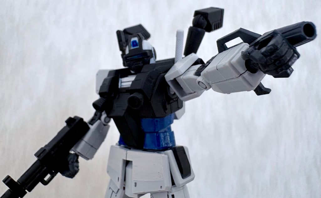 一年戦争で輝かしい戦歴を残したシイコは連邦軍退役後、タカとユージに憧れ、ガンダム世界の港署の刑事になり主催者不明の「クランバトル」を捜査する事になる。ちなみにこちらのタイムラインではパイロット時代の頃はまだ独身だったらしく、港署の刑事になってしばらく経ってから結婚して子持ちになったようだ。