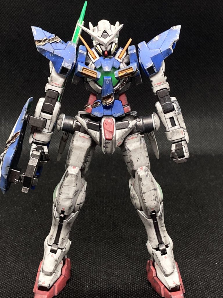 エクシアのリペアのリペアⅡなので、実際これくらいボロボロだろうと、全身擦り傷だらけお腹は劇中のダメージ表現で大胆に!