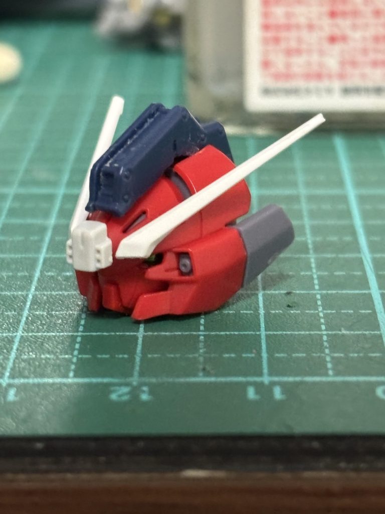 頭部にはバーザムIIの余剰から組めるウーンドウォートのものを加工し、ヘイズルのセンサーを接着しました。1/200サイズのヘイズルのおでこパーツも貼り付け、元のヘイズルフレアに近いものを制作。