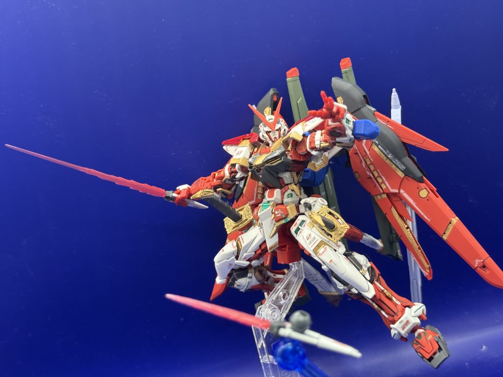 ビームサーベル兼ブーメランにもなるフラッシュエッジ2腕部への取り付け方は前回と違い可動性を考慮して縦に格納するようにしました。