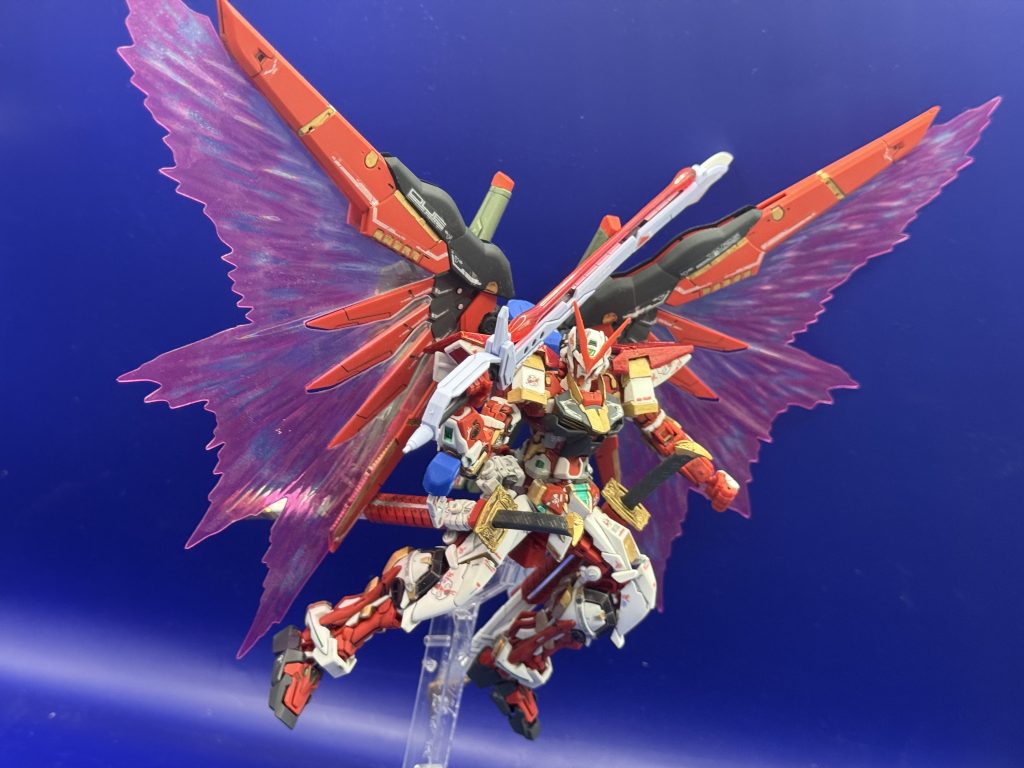 全開と違いボワチュールリュミエールによる超加速とミラージュコロイドによる分身が実装されてる想定です部分塗装は前回のデスティニーフレームを参考にしつつさらに豪勢になるようにしました。デスティニーとレッドフレームのデカールを使いディテールアップも行いグレードを全体的にアップしました