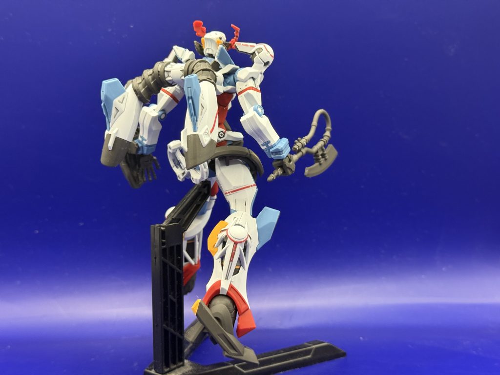 全体を前後で腹部の細さや生物的なデザインがかなりエヴァガンダムといった様相です。