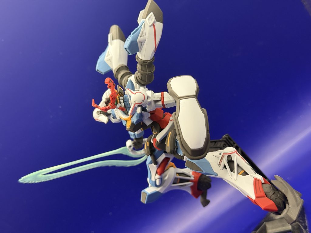 ビームサーベルでポーズこの時代にしてはだいぶ特徴的なサーベルになってますね