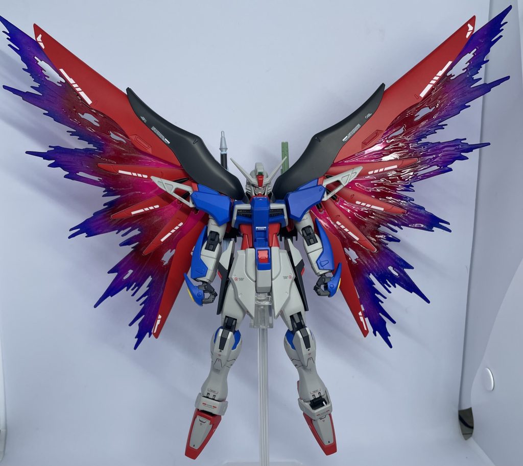 光の翼は結構上手く出来たと思います(gandam-hand2)内側からクリアーピンク、クリアーレッド、クリアーパープル、クリアーブルーの順に塗装。最後にガンダムマーカーのトランザム ホロレッドを分解してエアブラシで全体に吹き付けました。 