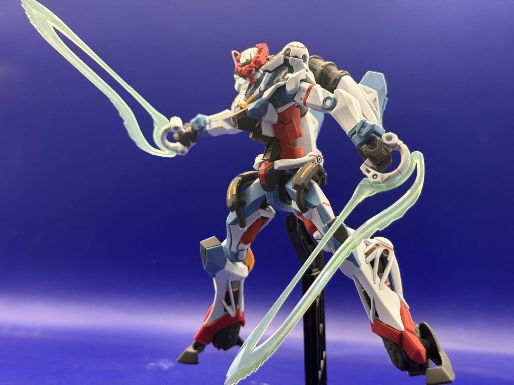 そしてオメガサイコミュ非起動状態でのビームサーベル二刀流顔が閉じると丸っこいシルエットになるのでジオン系列っぽい感じがしますね