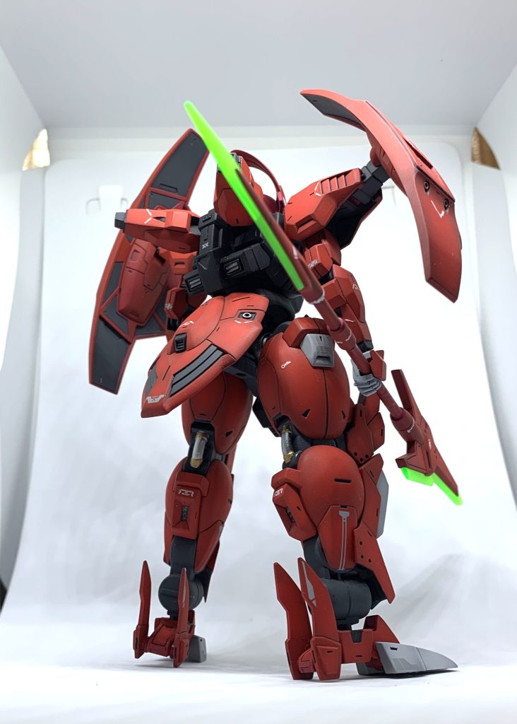 塗装は赤は始めにマルーンを全体に塗装、次にホワイトで白立ち上げをし、イタリアンレッドで立ち上げ塗装を実施しました。(写真画と解りずらいですね)白部分はグレーからの白立ち上げをしています。フレームはメカサフヘビィ+黒で塗装しています