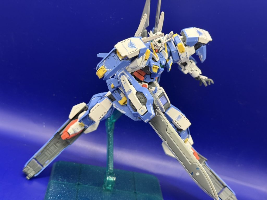 そしてダッシュユニットも展開した高速移動モード!このモードならある程度膝も曲げれるようになるので色々ポーズが捗るモードでもあります。やはりダッシュユニットが太ももに干渉するせいで非展開状態ではポーズが限られるのがネックですね。