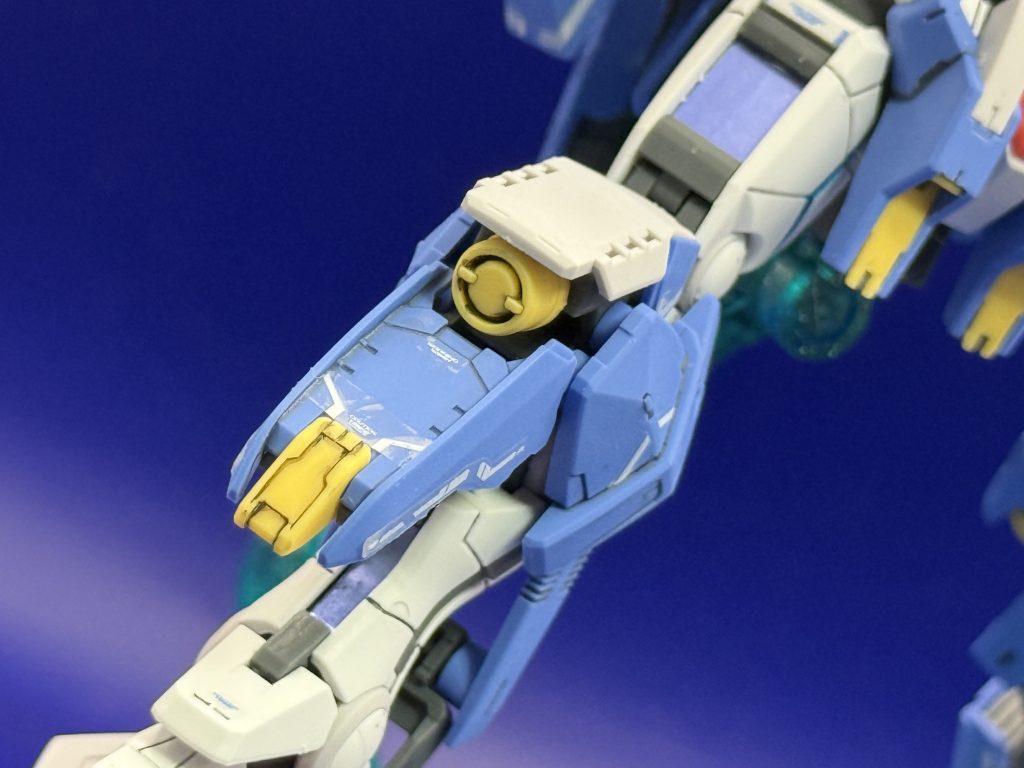 ちゃんと脚部のGNケーブルも貼ってます。シルバーのデカールを下地にするの天才すぎますね、めちゃくちゃかっこいい