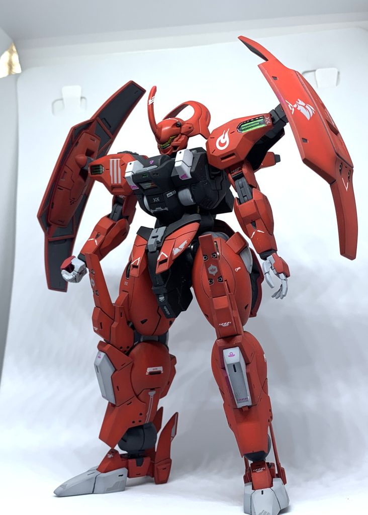 顔のメインカメラと胸部のセンサーは艶消しコート後にエナメルのクリアーで筆塗して光沢を出しています。