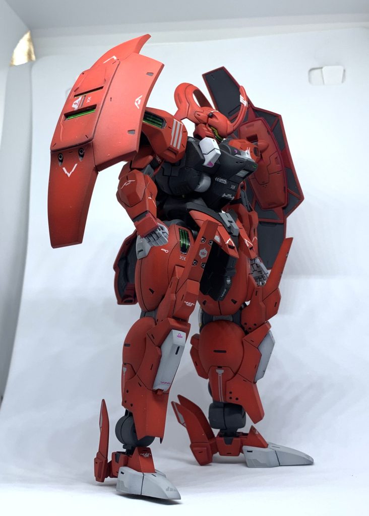 工作内容として、各部、面出しとエッジをハッキリさせました。脛の装甲が厚く感じたので薄く削りました。各部にディテールを追加脛と腕にあった合わせ目のディテールは設定画に合わせて埋めました。