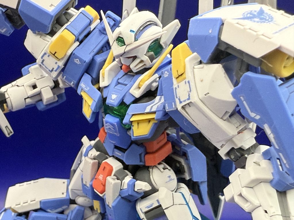 と言うわけでアヴァランチエクシアダッシュでしたちょっとした部分塗装と付属デカールに余ってたデカール追加してディテールを細かくし墨入れとつや消しでフィニッシュです。色味が全体的に落ち着いていてデザイナーズカラーっぽいのが個人的には◎でした。次もエクシア系列になるかと思いますがお付き合いいただければ幸いです。