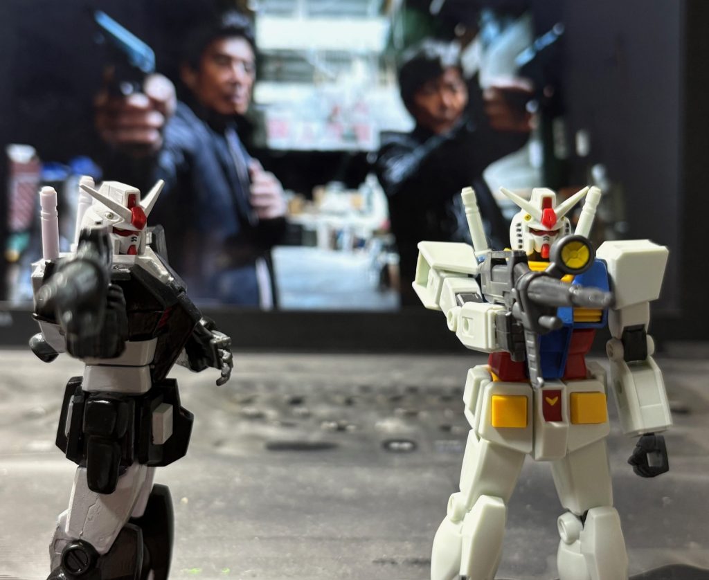 パイロットはかつて平行世界でシャアと協力してギレンを倒し、宇宙世紀の時代に平和をもたらした伝説の二人の刑事であり、彼らは「シャロンの薔薇」のララァに導かれ、ジークアクスの世界へとやってきたのだった。とまぁこんな感じで某あぶ刑事をクロスオーバーさせたら面白いかもね。一応名前は伏せてるけど誰がパイロットなのかはわかるよね・・・(gundam-kao5)