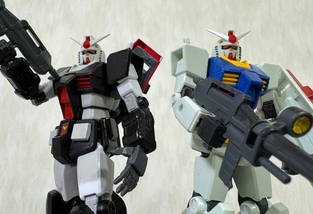 黒いガンダムはジークアクス世界では「01ガンダム」として知られる存在であり、白いガンダムは我々のよく知るガンダムである。だがパイロットはアムロでもセイラでもない。