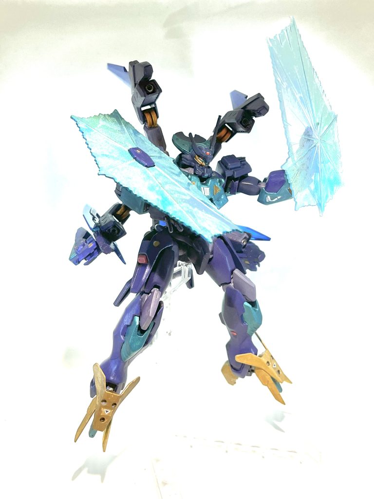 シールド右腕から発生させるビームシールド。掴んでのエネルギー吸収はできなくなったもののビーム吸収能力はシールドにそのまま配備されており出力を絞ることにより近接武器としても使用可能。シールド左手から発生させるシールド。既存のダハックのものと変わらずプランダーとしても扱える。ただし武器を持つことは想定されておらずこちらで武器などの重いものを持つことは不可とされている。