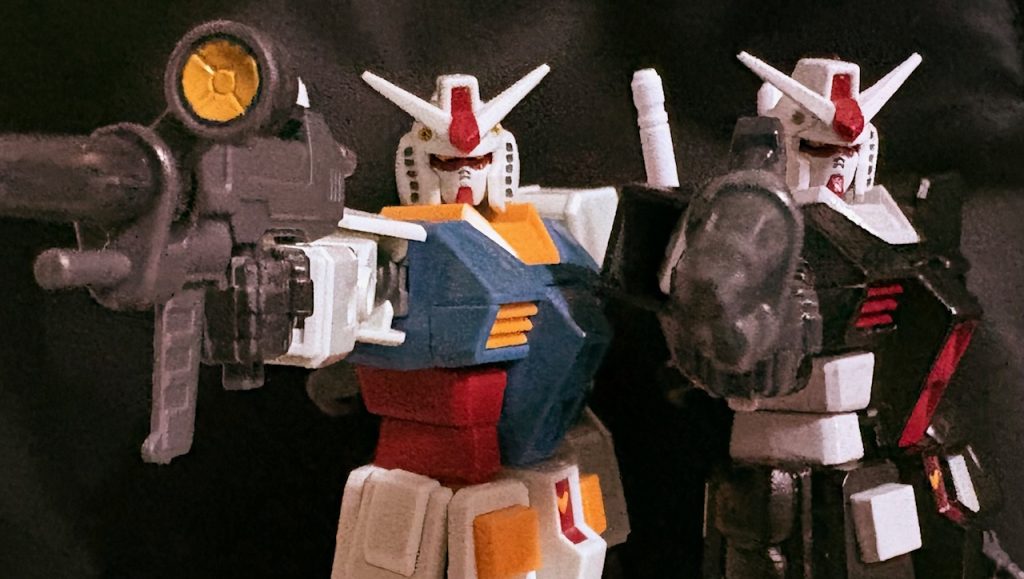 白いガンダムと黒いガンダムを目の当たりにするシャア（GQ時空の）とシャリア・ブル、エグザべは驚きを隠せなかった・・・。中のパイロット二人は息の合った動きで彼らを翻弄する。？「連中に教えてやるかぁ、本物のマヴってのを・・・」？「一気に行こうぜ、一気に・・・」