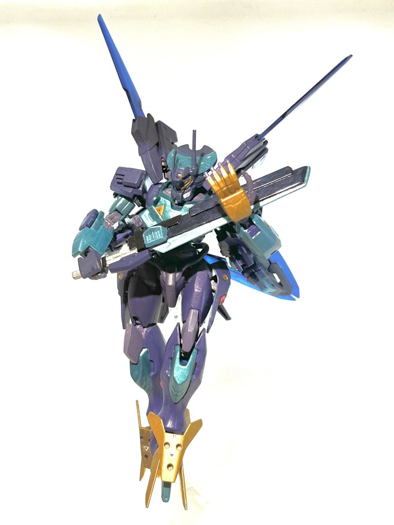 フォトンスラッシャー腰のスカートバーニアにマウントされている大剣。実体剣の機能としては勿論、刃部分に施されているフォトン加工によりGNソードのような対フィールド対策の武器としての使用も可能。左腕を添えることによりフォトンエネルギーの出力を上げることもできる。後部にはスラスターが搭載されており、斬った際のダメ押しや、回避などに使用されトリッキーな動きを可能とする。