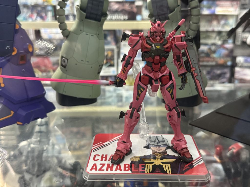 トランザムレッドとMSレッド、ツインアイとセンサー部は蛍光カラーの上にメタリックパープルをオーバーコート。シタデルで塗り分けて、墨入れ、デカール、艶消しコートして完成。 