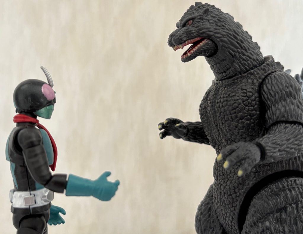 ライダー1号さん「ゴジラのおやっさん、俺もウルトラ君を助けるために巨大化した事があるんです。後輩にも巨大化できる子がいますし、ここはお祭りという事で認めてほしいんです」ゴ「本郷が言うのなら仕方ねぇな」