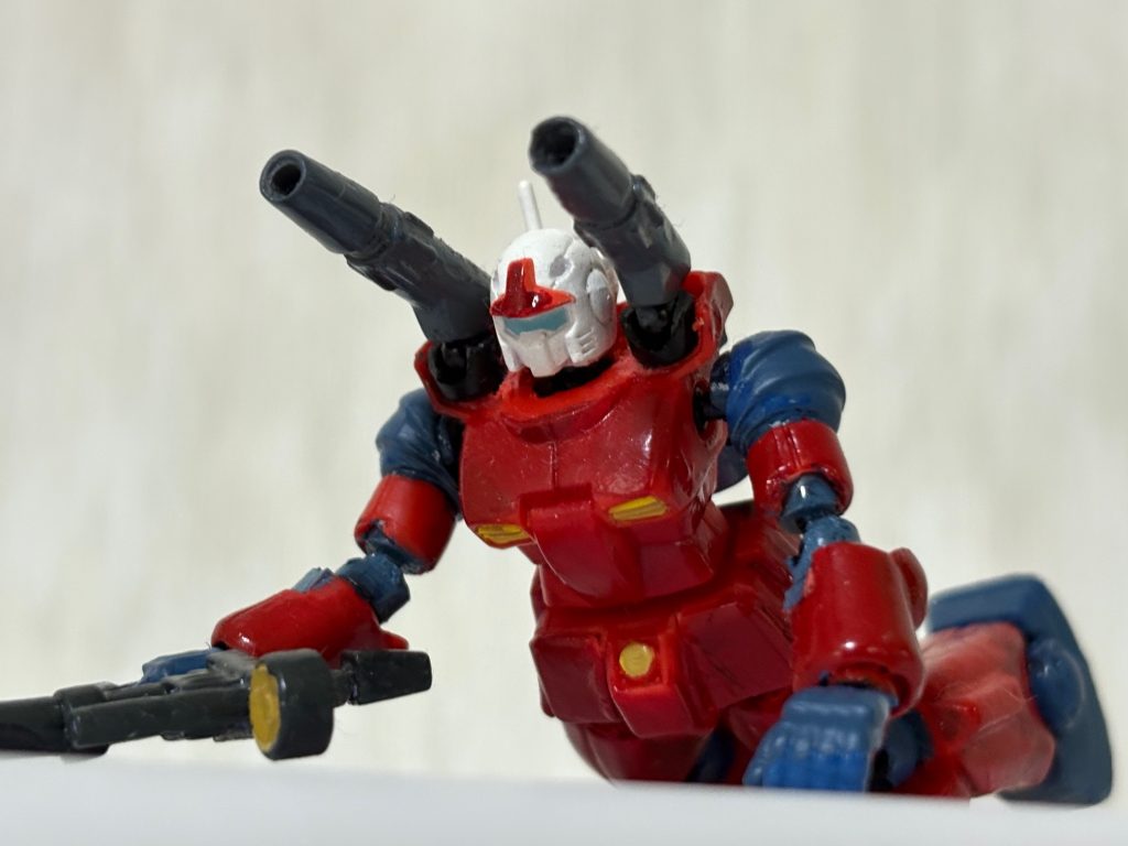 カイ「俺だって、俺だって！！」ガンキャノンお決まりの伏せたままキャノン砲を発射するポーズももちろん可能。