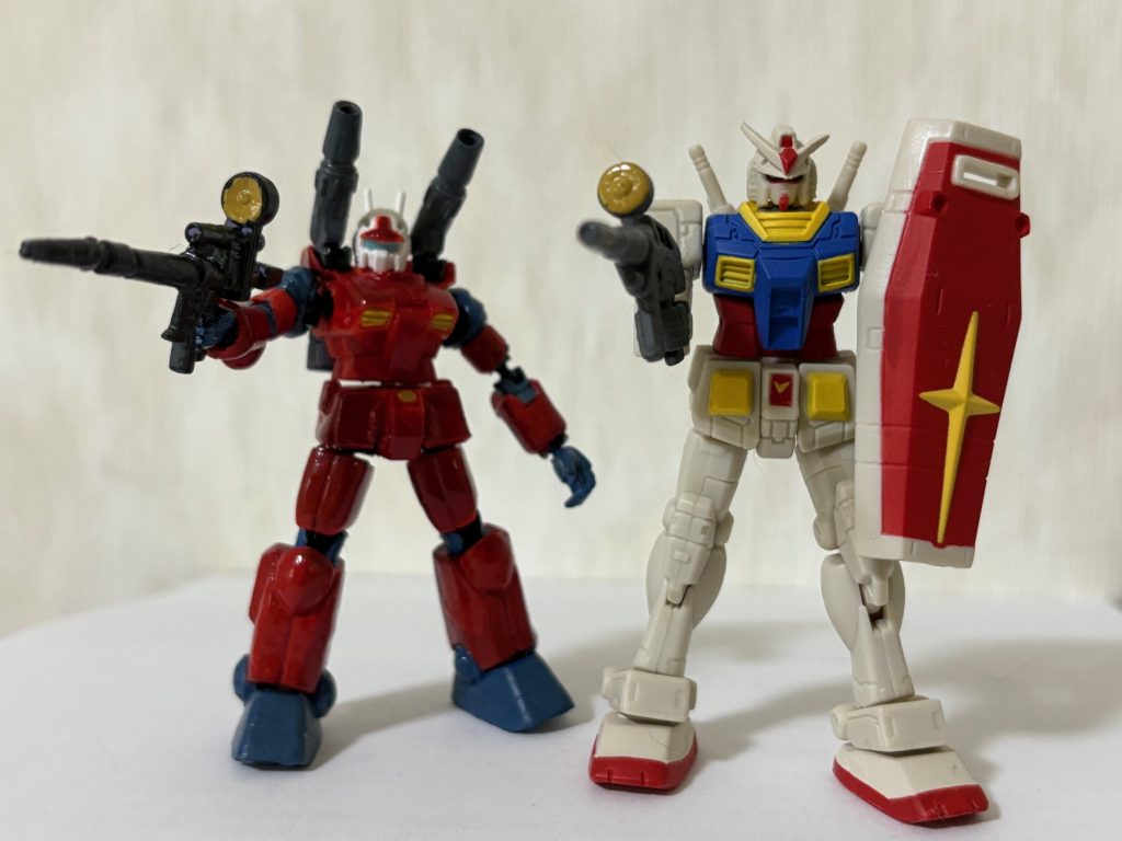 HMSガンダムと並べてみる。ちなみにこのガンキャノン、以前紹介したミニチュア用GMと同じくらい小さい。