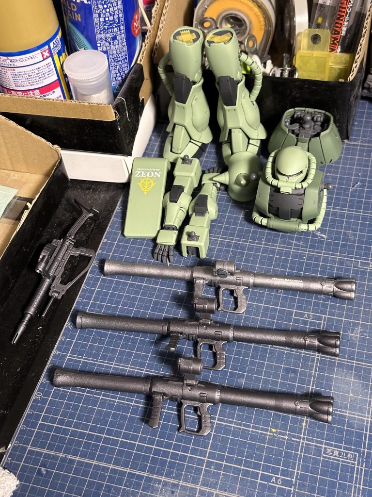 ザクバズーカはMG06Jを仕上げていたときの3丁のうちの1丁です。06Fのキット付属のバズーカはジャイアントバズーカ仕様にして、MG改良強化新型グフ(Ver.2.0)に持たせる予定です(キット2つあるので、ランバ・ラル仕様とジャブロー戦仕様=雑魚グフ仕様に作り分けます)。