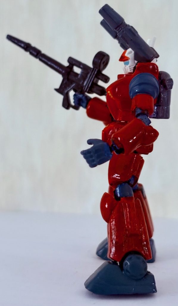 サイドビュー。ボールジョイントのおかげで小さいながらも色んなポーズが取れる。