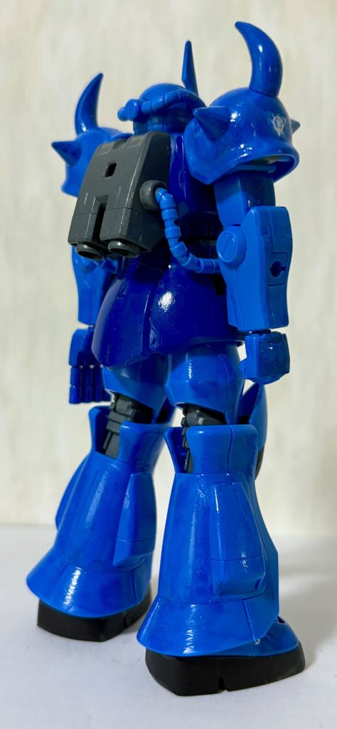 デカールはザクマリナーのモノを流用し、右肩にジオンのマークと、数字の「02」を貼った(数字の意味は特になし)。