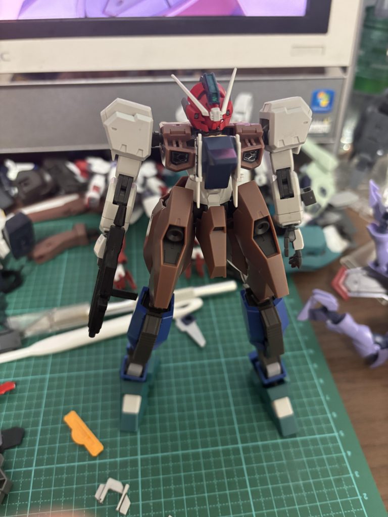 ジョイントを制作し、ヘイズルの腕と接続可能にし、脚部はブレイディハウンドのものにルブリスウルのスリッパを接続しました。胸を切り落とし、フルドドに付属のヘイズル胸部オプションパーツ、プリムローズのパーツを切り刻んで接着しました。