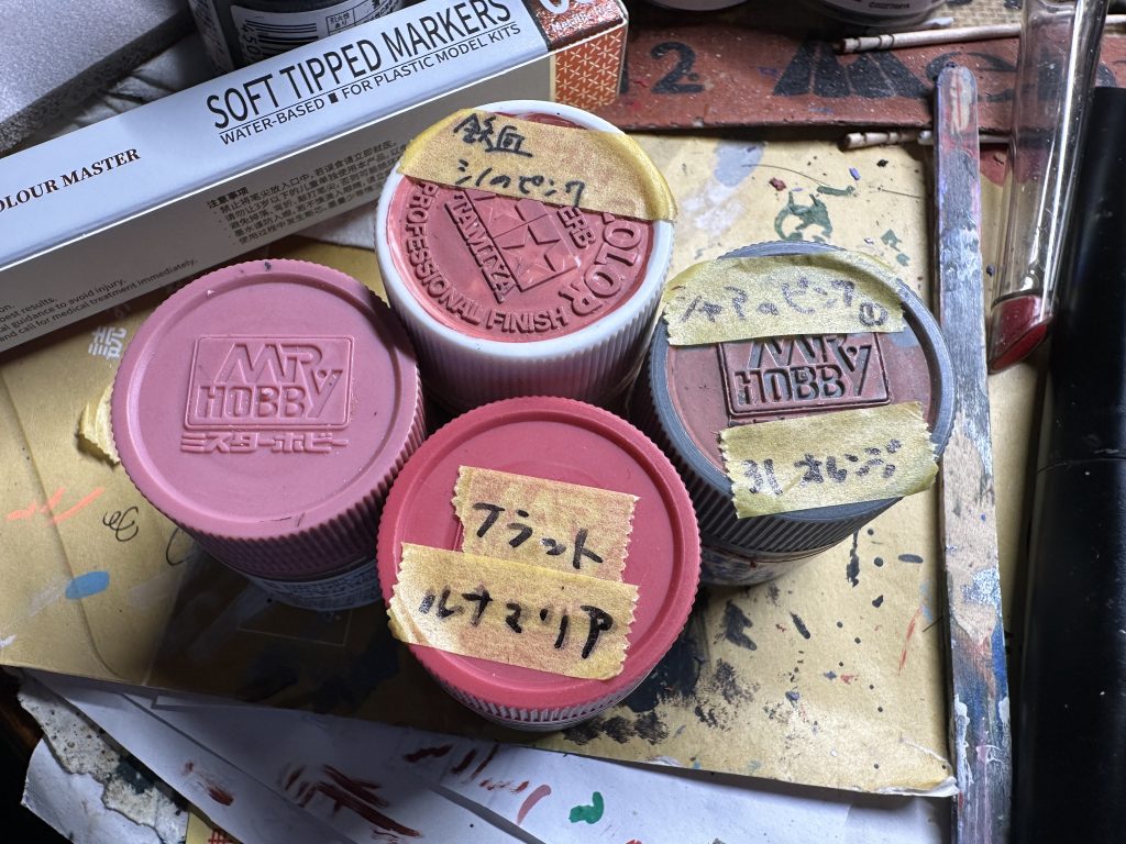 赤いガンダムのピンク、他に使うことがなさそうな気がしたので新しく調色せずに前につくったシャア、シノ、ルナマリアのピンクとセイラマスオピンクで塗り分けてみることにしました。シャアのピンクは色味がたくさんあるけど今回はオレンジシャーベットの色で。