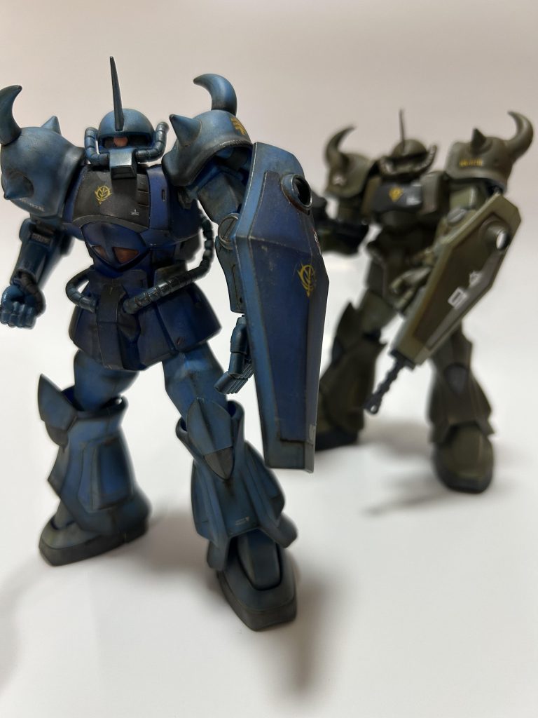 大尉の後ろに控えて