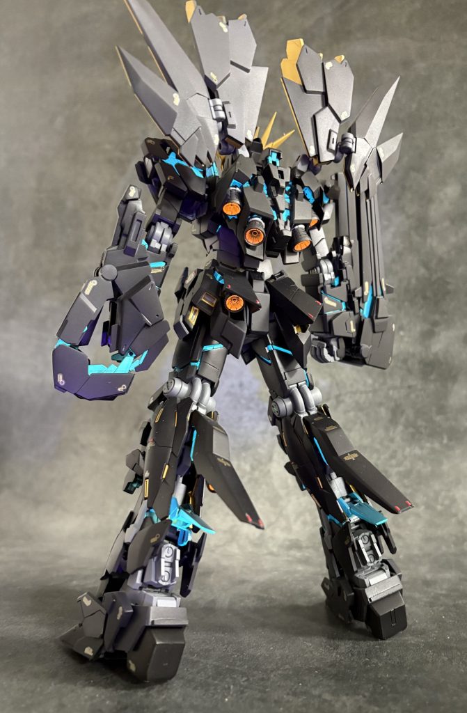 各部レッドチップ埋め込みデカールはバンシィver.kaバーニアは三角屋さんのをチョイスして塗り分け蛍光オレンジ使ったのでここも発光。