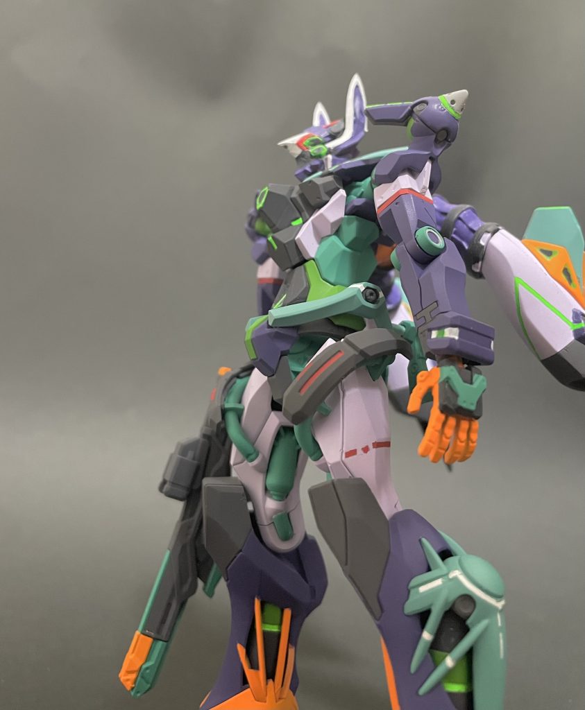 配色が複雑で、グリーン系4色、パープル3色使っています。キット発売が決まっていますが、塗装派にはなかなかハードルの高い機体ですねw全身のラインマーキングは先に塗装して0.5mm幅のマスキングテープでカバーしてから本体色を塗装しました。