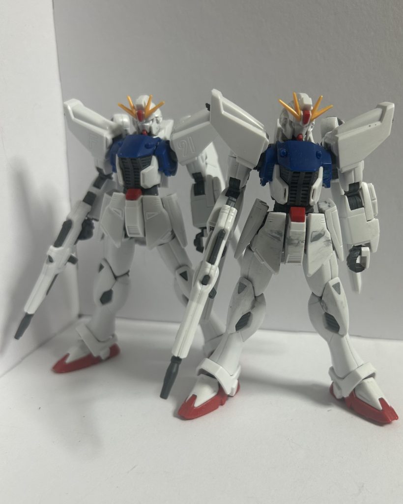 制作工程です。今回はパーツ予備となんかいつかオリジナル機にしたいな〜と思ってたのでもう一機素組であります。基本、向かって左が常に素組にしてます。基本的に形状は大きく弄らずに、好みの体型に。フォーミュラーカーがモチーフなので外部装甲には極力モールドを施さないように、いつも以上に気をかけました。全体に三角形のモールドがありますが、排除してプレーンな感じを目指します。まぁ、マスキングしたくないってのが主な理由ですが……!