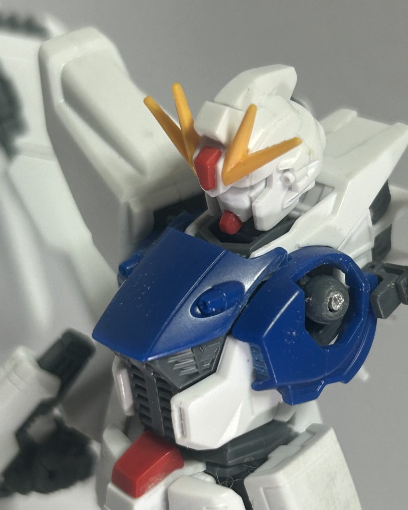 頭部。お顔がちょっとふっくらしてあまりイケメンじゃないので、いい感じにカッターでマスクを削りました。この辺はフィーリング過ぎてざっくりとしか言えない……!そこ、全部フィーリングだろ、とか言わない!胴体。大きな改修点は、腕の接続部分の軸を一旦切り取って、1ミリ短縮して再接続しました。こうする事で胴体と肩の距離が縮まるので引き締まって見えるかと。あとは開口部を設けたり、ダクト部分であろうところにモールドを彫りました。……サフした後、やっぱなんか胴体が長い気がしたんで、お腹の蛇腹一段分、多分1ミリ削って小型にしました。こんなんばっかだぜ……。