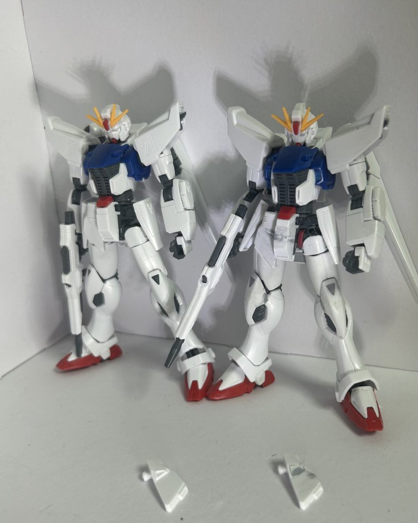 腰部。股関節のパーツを上下逆さに付けて、足の取り付け位置を上げました(短足化)。そのままではサイドアーマーの基部に干渉するので、一度切り取って上方向へいい感じにずらしました。股関節にスペーサー噛ませて、浅く刺さるようにしました。サイドアーマーの三角形のモールドを削りました。フロントセンターも短く感じたので良い感じのところで叩き切って1ミリ延長しました。フレームはいい感じに嵩上げ。フンドシアーマーの三角形のアポジモーターはマスキングしたくない病なので排除。脚部。 太ももの回転軸の段差がなくなるくらいまで削って短く。膝アーマーの取り付け角度を変更、良い感じに迫り出した感じに。足首の甲に1ミリプラ板を貼って大型化。スリッパの接続穴の周りにコンマ5のプラ板貼って浅く刺さるように。