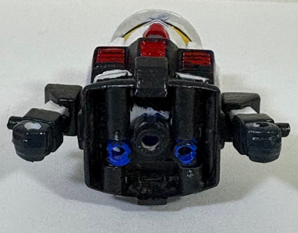 下半身のジョイントの受けはそのままだとBメカが外れやすいので、ジョイントキャッチャーを使って外れにくくしている。