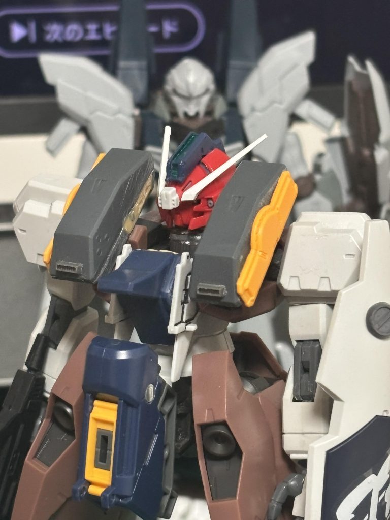 その後股間にフルドドのコックピットを接着し、パワードアームズに付属するガトリングパーツを加工し、バーザムIIに近い印象を受けるものにしました。