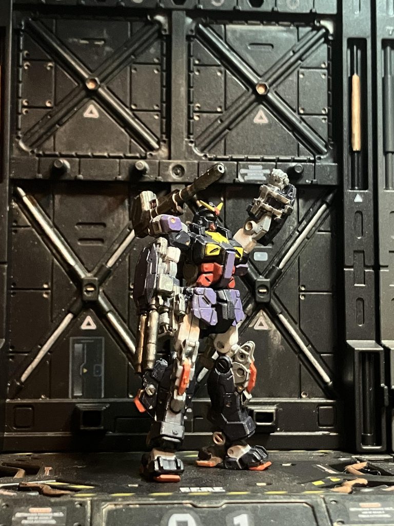 もうひと押し出来ないかと考えて、思い出したのがこの以前に製作したフルアーマーガンダムジャンク箱を漁り見つけだし、さすがに塗装が所々ハゲていたりしたのでリペイントをしてみました