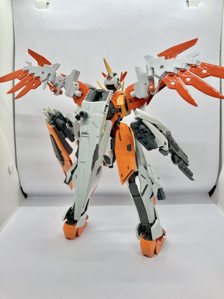 ガンダムキュリオスフェザーキュリオスの飛行能力と機動力を大幅に強化されており可変MSも戦闘機から鳥型のバード形態に変更されている