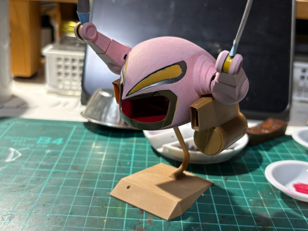 こちらは制作途中のピンクザクレロ!サフ代わりにアクリジョンベースカラーを混色したピンク色を塗ったんですが、思ってたのと全然違うくてピンクが発色する頃には塗面がボッコボコに。800番くらいのヤスリで表面慣らしてまた塗ってを繰り返してました。同じアクリジョンでもベースグレーは割と綺麗な塗面になったはずなんですが、塗料が古くて劣化しちゃってたんでしょうか?