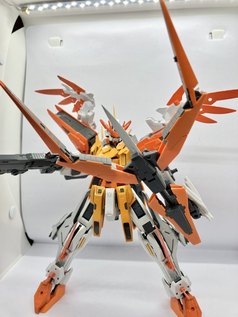 GNシザーシールドキュリオス同様の性能を持っているがフェザーが扱うことでより最大限の力を発揮出来るようになった